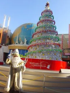 白いサンタクロースとクリスマスツリー（イクスピアリ）