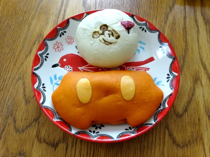 ミッキーパンツ型パンとミッキープリント桜添え白パン（チックタック・ダイナー）