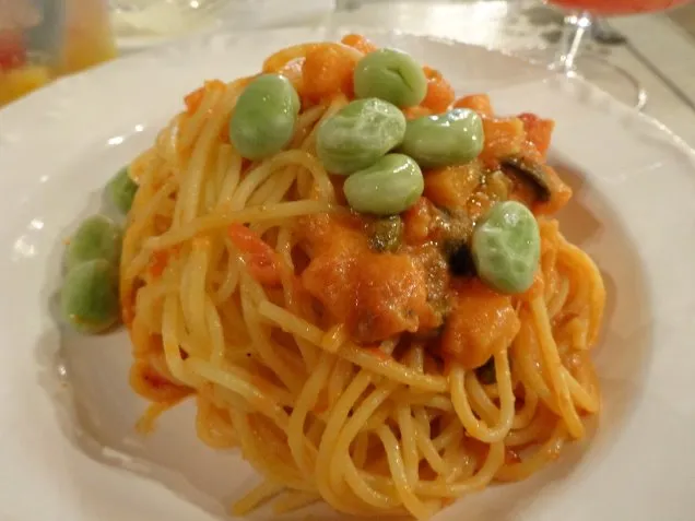 スパゲッティ、サーモントラウトとそら豆のトマトクリームソース（ザンビーニ･ブラザーズ･リストランテ）