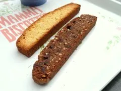 ビスコッティ「オレンジとアーモンド」と「くるみとチョコチップ」（マンマ・ビスコッティーズ・ベーカリー）