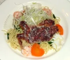 海鮮塩焼きそば、ソフトシェルクラブ添え（ヴォルケイニア・レストラン）