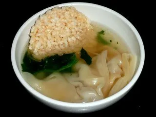 おこげとワンタンのスープ（ヴォルケイニア・レストラン）