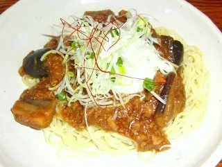 マーボー茄子麺、半熟玉子添え（チャイナボイジャー）