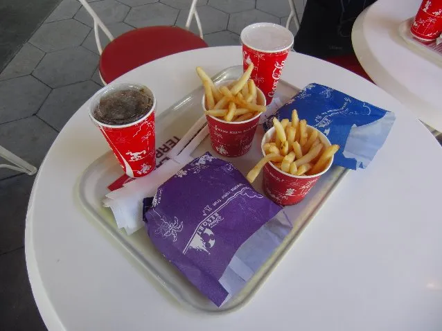ハンバーガーのセット（トゥモローランド・テラス）