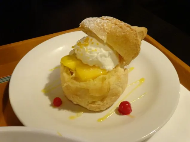 マンゴーの杏仁シュークリーム（ヴォルケイニア・レストラン）
