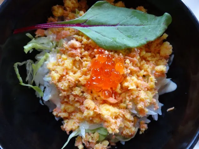 鮭と玉子とレタスのちらし丼（レストラン櫻）