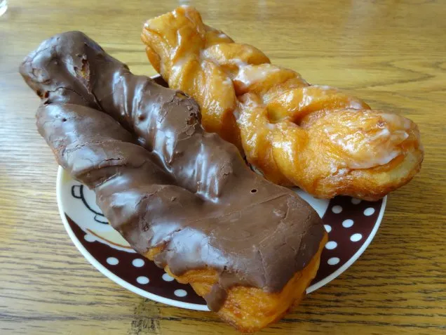ツイストドーナツ ミルクチョコとグレーズド（Café CHEZ MADU）