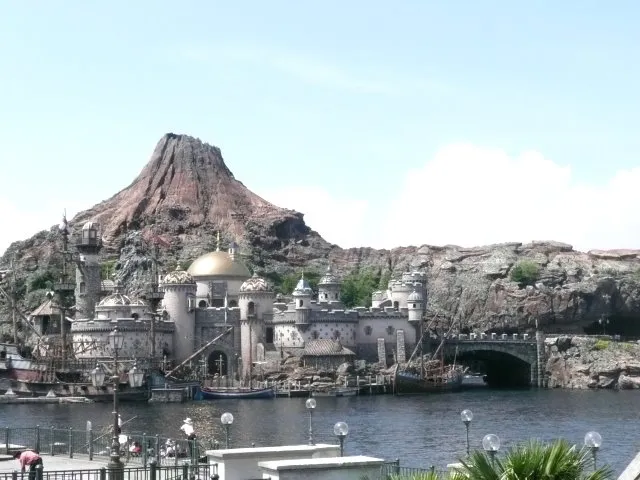プロメテウス火山とメディテレーニアンハーバー（東京ディズニーシー）