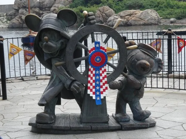 ダッフィーと一緒に操舵輪を握るミッキー（ジャーニー・ウィズ・ダッフィー）