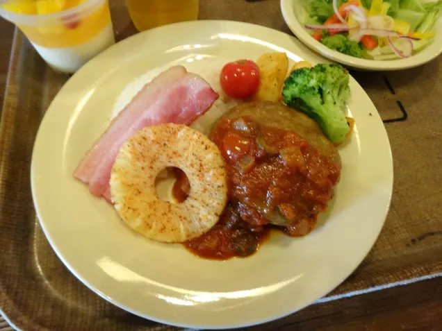 スパイスドトマトソースハンバーグ、パイナップルとライス添え（ユカタン・ベースキャンプ・グリル）