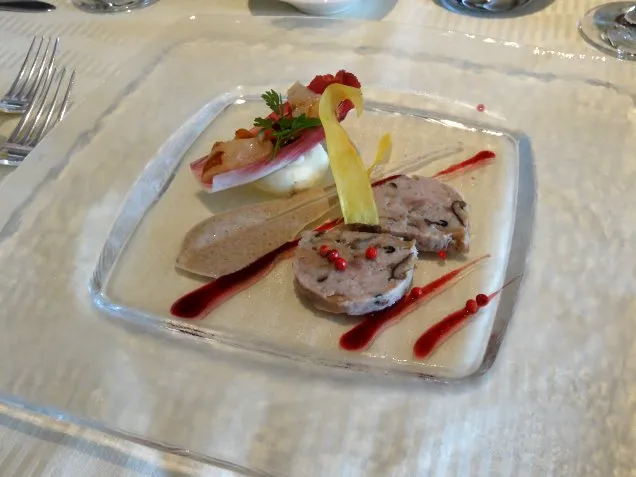 茸のテリーヌ 帆立貝のグリルとリンゴのサラダ クルミとレーズンのヴィネグレット(オチェーアノ)