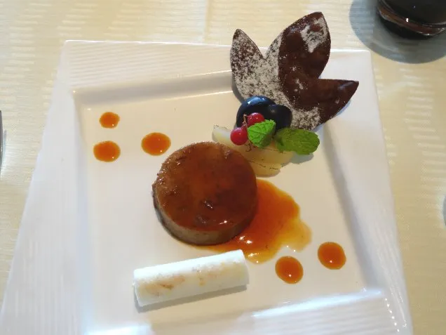 アマレット風味のチョコレートプディング　お米とミルクのシャーベット添え（オチェーアノ）