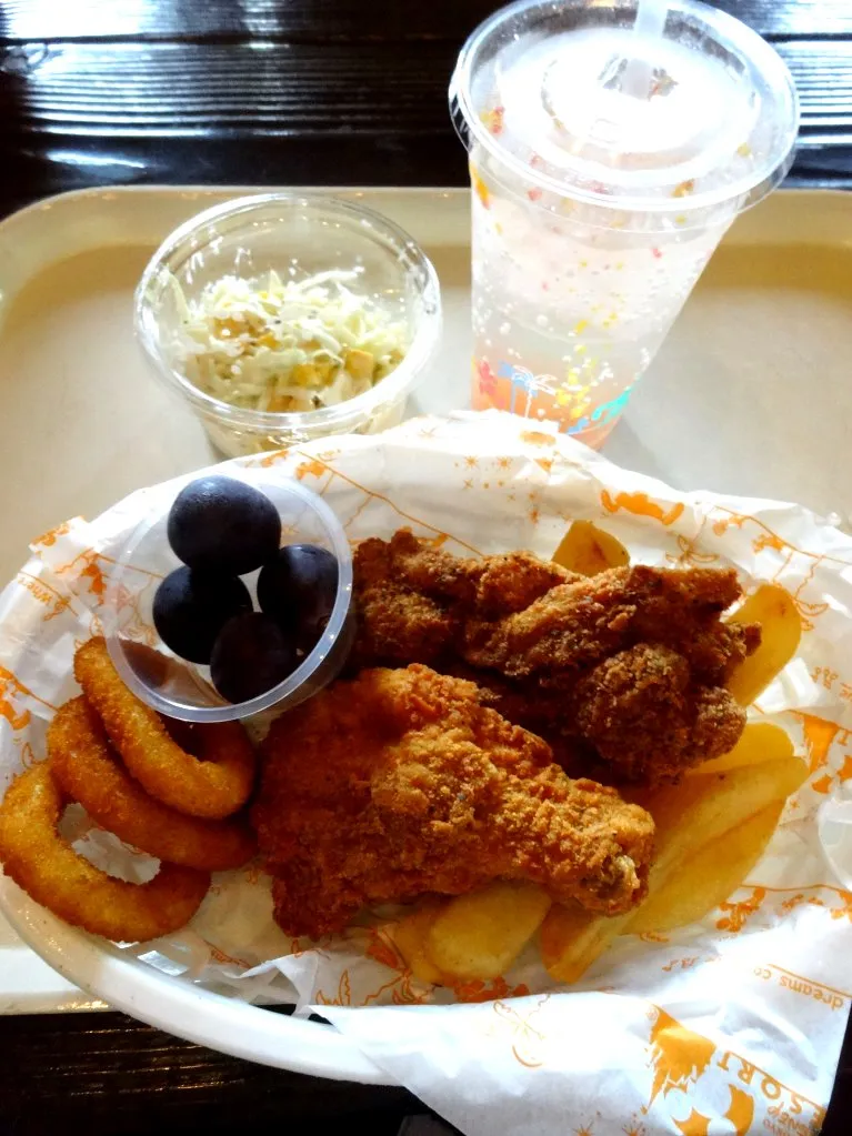 チキンバスケットセットとスパークリングタピオカドリンク（レモン）（ラッキーナゲット・カフェ）
