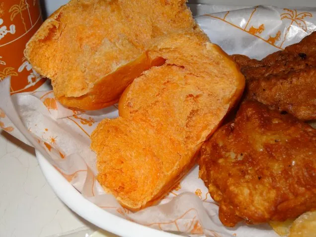 レギュラーチキン、カボチャのパン、ブラックペッパーチキン（ラッキーナゲット・カフェ）