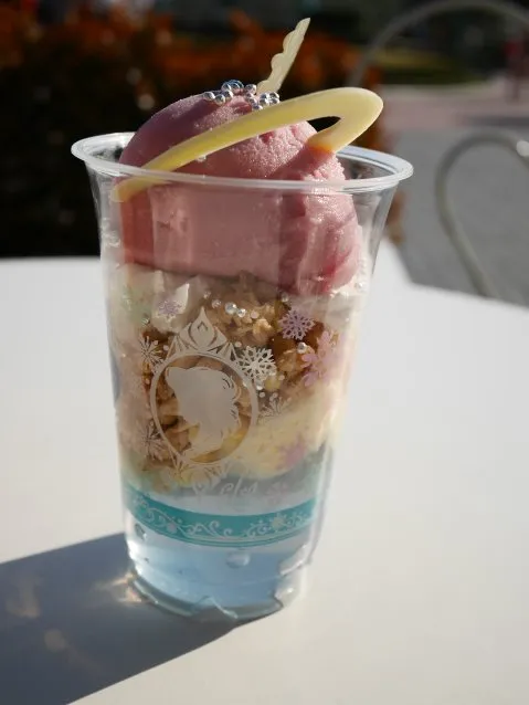 グレープシャーベットとブルーゼリーのサンデー（アイスクリームコーン）