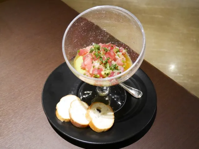マグロのタルタルとアボカドサラダ（ロティズ・ハウス）