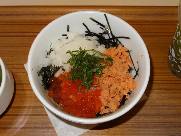 いくらと鮭の親子どんぶり（ナナズグリーンティー）