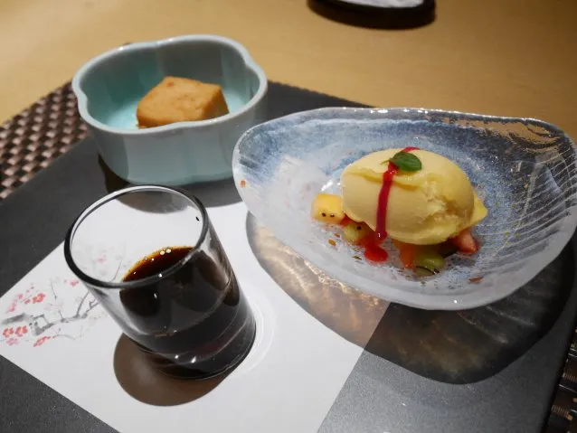 胡麻豆腐にフルーツ添え（花 Hana）