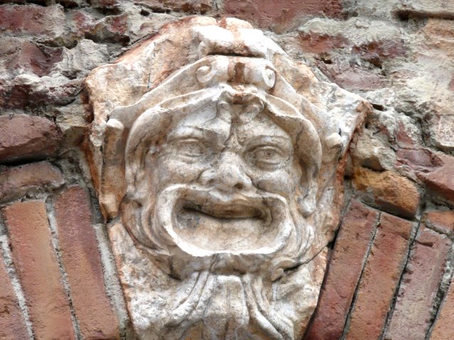 要石の顔（ブロードウェイ・ミュージックシアター）