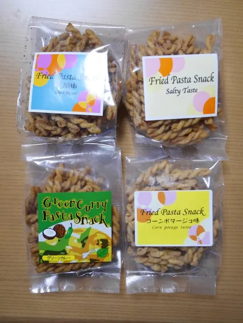 揚げパスタスナック 黒胡椒味、塩味、グリーンカレー味、コーンポタージュ味（三州総本舗）