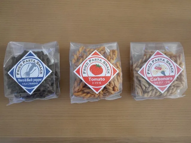揚げパスタ イカスミ黒胡椒味、トマト味、カルボナーラ味（三州総本舗）