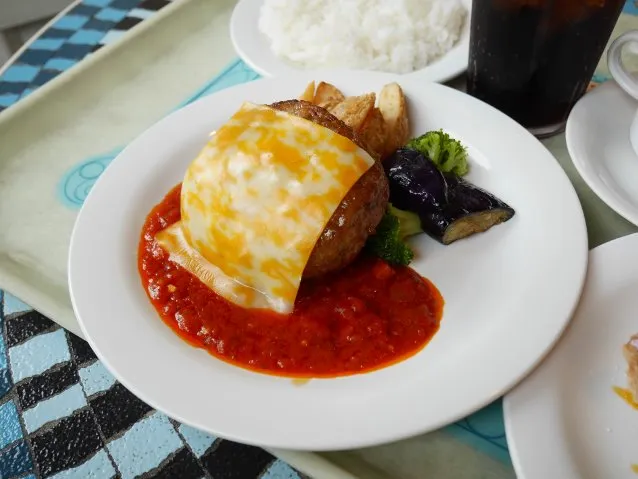 コルビージャックチーズハンバーグ、ケイジャントマトソース（プラザパビリオン・レストラン）