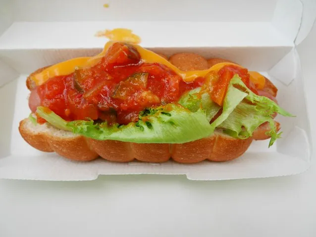 ラタトゥイユとチーズソースのホットドッグ（リフレッシュメントコーナー）