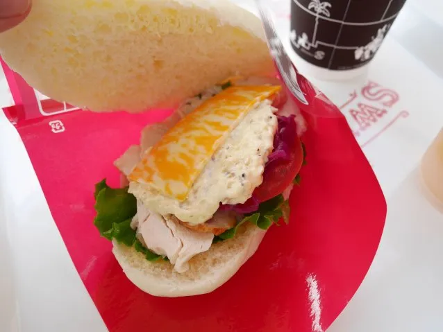 チキンとエッグとカルボナーラフィリングのサンドウィッチ 中身（スウィートハート・カフェ）