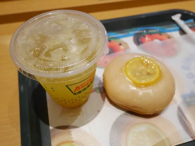 レモングレーズドとチアシード in ポップ パイナップルシトラス（クリスピー・クリーム・ドーナツ）