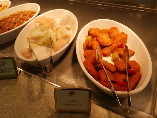 蒸し餃子と白身魚のフライ（クリスタルパレス・レストラン）