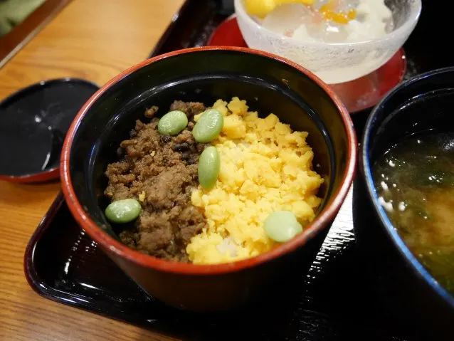 牛そぼろと玉子の2色ご飯（れすとらん北齋）