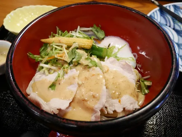 豚肉のしゃぶしゃぶと夏野菜の冷製うどん膳 盛り付け後（れすとらん北齋）