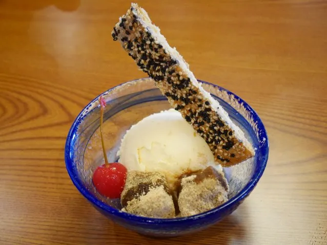 バニラアイスクリーム、わらび餅添え（れすとらん北齋）