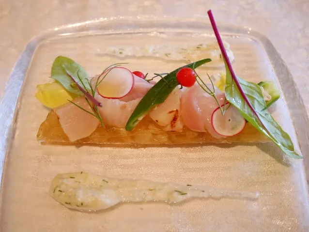 カンパチと帆立貝のライトスモーク キャベツのアスピックとフェンネルのヴィネグレット（オチェーアノ）