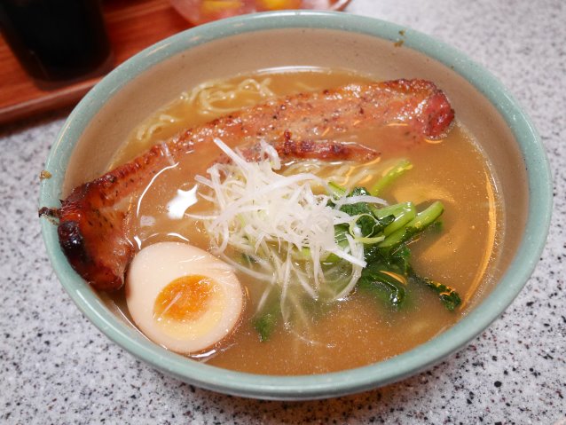 ブラックペッパーポーク麺（とんこつ醤油）（チャイナボイジャー）