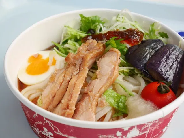 照り焼きチキンとベジタブルの冷やしうどん アップ（プラザ・レストラン）