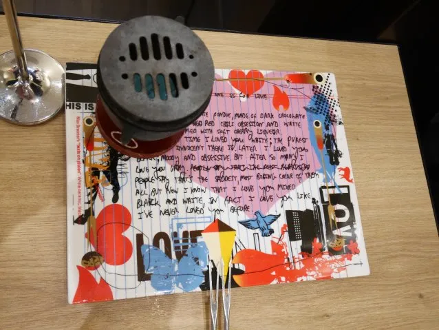 お皿とマシュマロ焼き機（MAX BRENNER CHOCOLATE BAR）