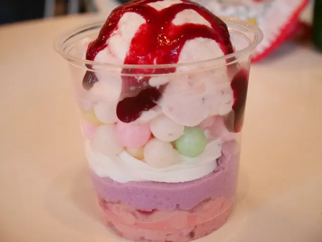ミックスベリーサンデー アップ（アイスクリームコーン）