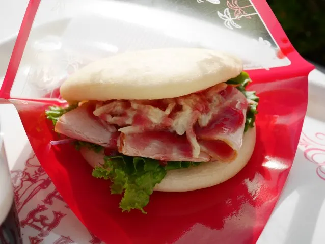 ロースハムとポテトサラダのラズベリーソースサンド（スウィートハート・カフェ）