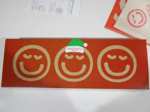 緑サンタ帽シールの箱（Pie face）