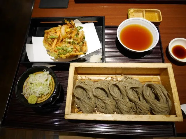 かき揚げ付きのへぎ蕎麦（凛や）
