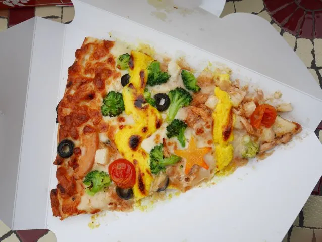 BBQチキンとモッツァレッラのピザ（キャプテンフックス・ギャレー）