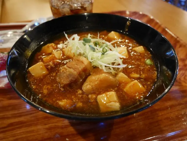 豚角煮とマーボー豆腐のあんかけ麺、半熟玉子添え（チャイナボイジャー）