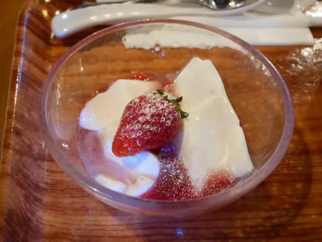 杏仁豆腐、ストロベリーソース（チャイナボイジャー）
