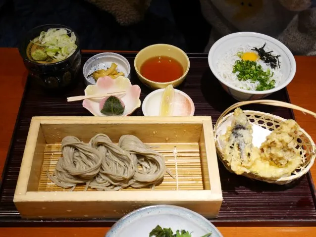 釜揚げしらすの小丼と野菜天ぷらの御膳（凛や）