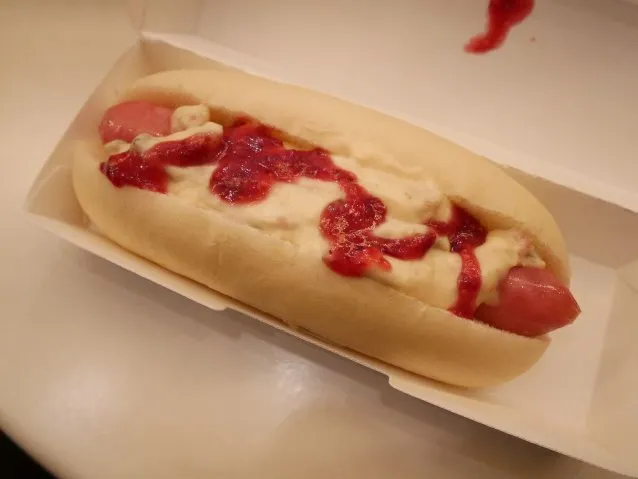 キノコクリームソースのホワイトホットドッグ（リフレッシュメントコーナー）