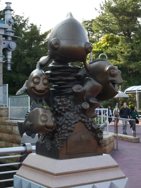 ニモ、マーリン、ドリーの像（ニモ＆フレンズ・シーライダー）