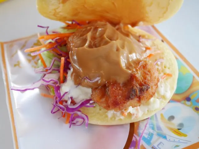 パンケーキサンド（チキン竜田揚げ） 中身（ヒューイ・デューイ・ルーイのグッドタイム・カフェ）
