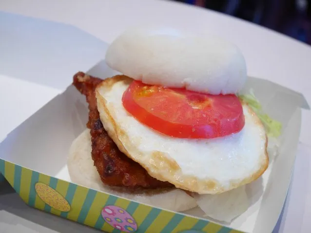 エッグ＆チキン竜田揚げサンド 中身（トゥモローランド・テラス）