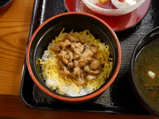 豚の山椒煮と錦糸玉子のご飯（れすとらん北齋）